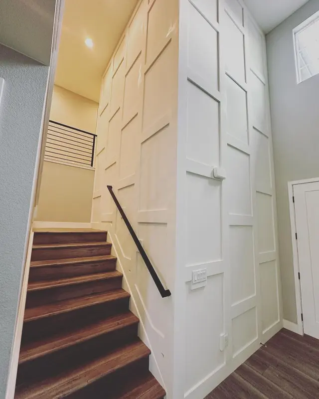 Stairwell wall with geometric applied moulding